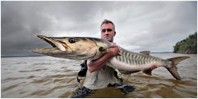 Mordu de la pêche, edited by Geoff Klein, directed by Cyril Chauquet